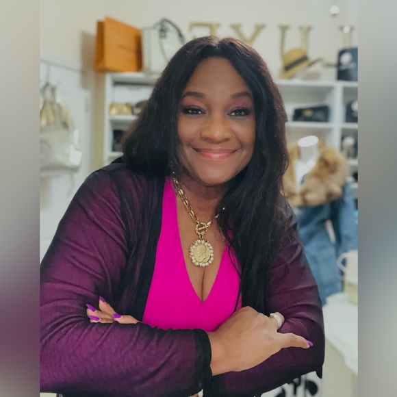 Hello I’m Carla @Cache_Luxe   🌸 Boutique Owner 10 Yrs & Posh 12 Yrs - Picture 4 of 14